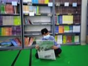 Santri Membaca Koran Di Perpustakaan 